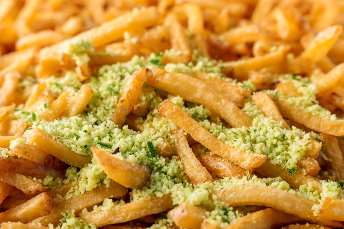 Tynt kuttede fries med parmesan og persille