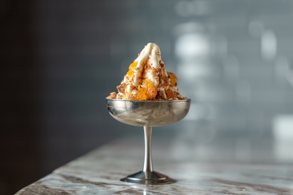 Soft serve med karamell og smuler