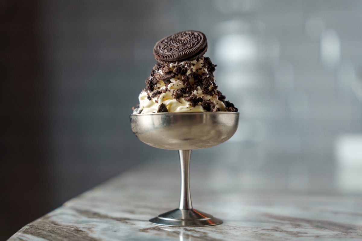 Soft serve med Oreo-smuler i stålskål