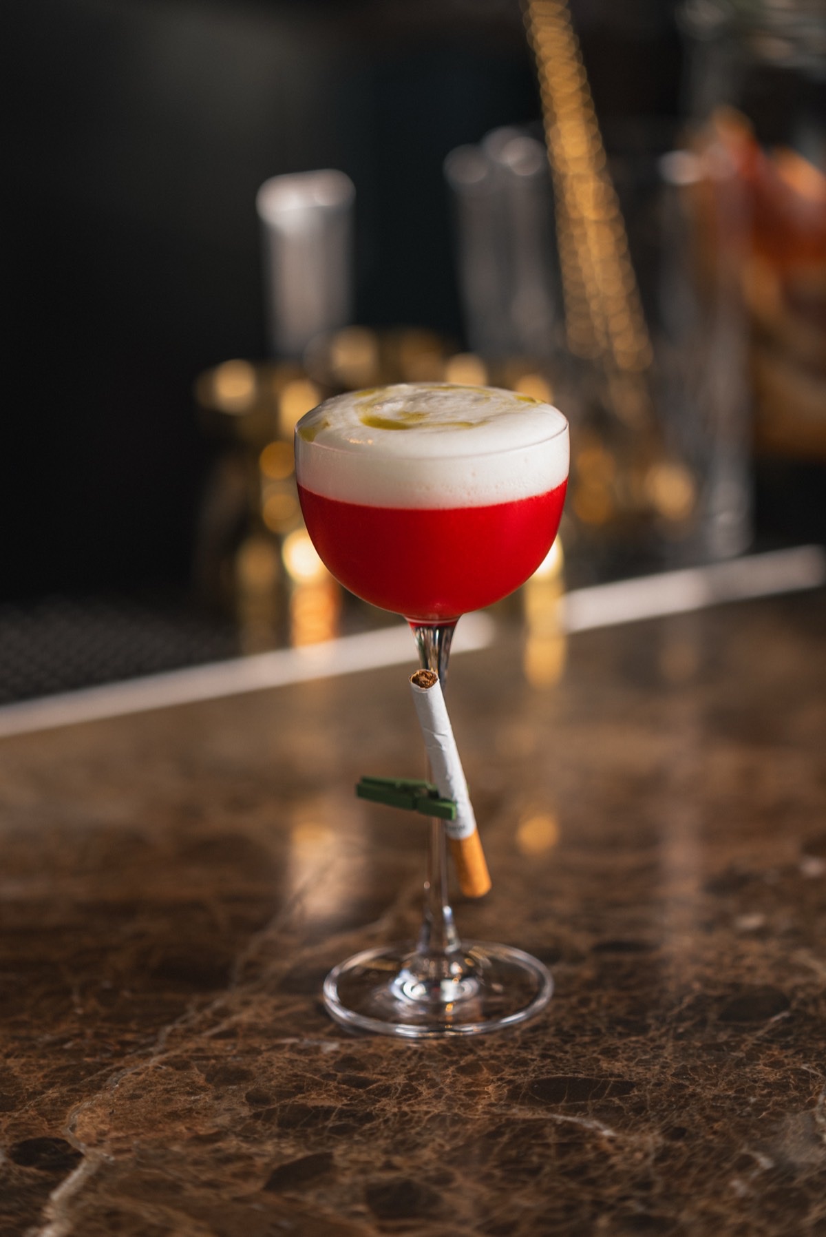 Rød cocktail på marmorbaren