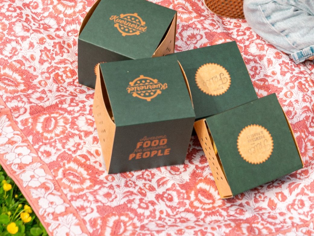 Kverneriets take-away-esker med «Awesome food for awesome people»-trykk