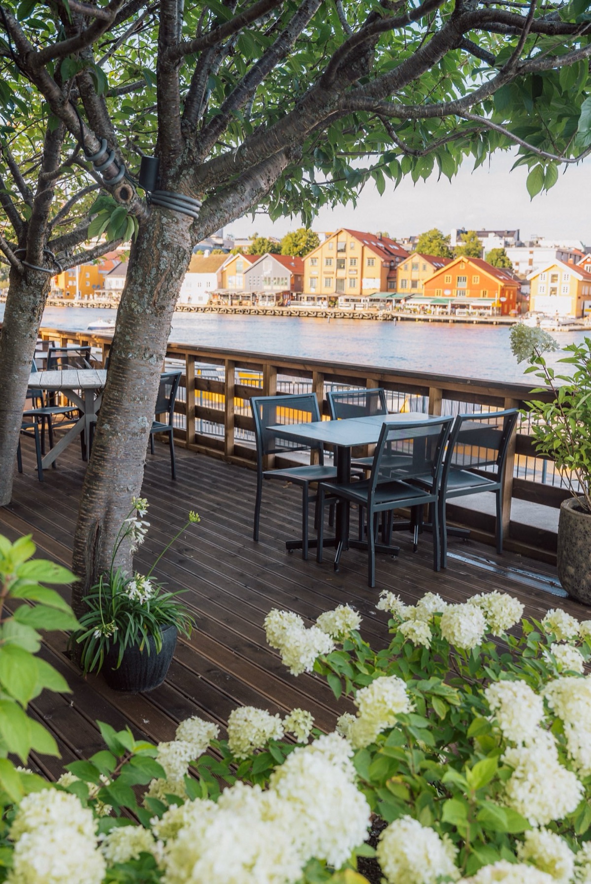 Bryggeterrassen til Kverneriet Tønsberg med kanalen bak